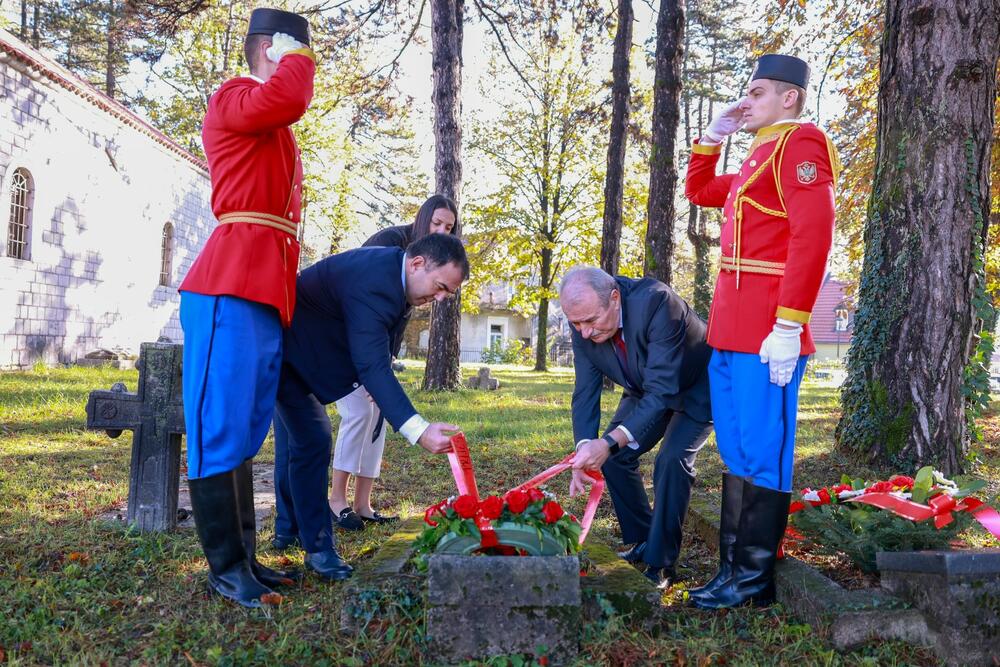 <p>"Danas, stojeći na ovom mjestu, prisjećamo se žrtve koju su ti hrabri pojedinci podnijeli kako bi osigurali pravdu za buduće generacije i odajemo im počast, svjesni činjenice da im dugujemo slobodu koju živimo"</p>