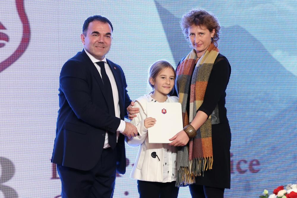 <p>Gradonačelnik Prijestonice Nikola Đurašković istakao je da je Dan Prijestonice jedan od najsvijetlijih datuma u slavnoj i bogatoj istoriji Cetinja i Crne Gore, i da kao takav u sebi nosi iskru slobode i jednog herojskog vremena, učvršćujući temelje našeg grada i države</p>