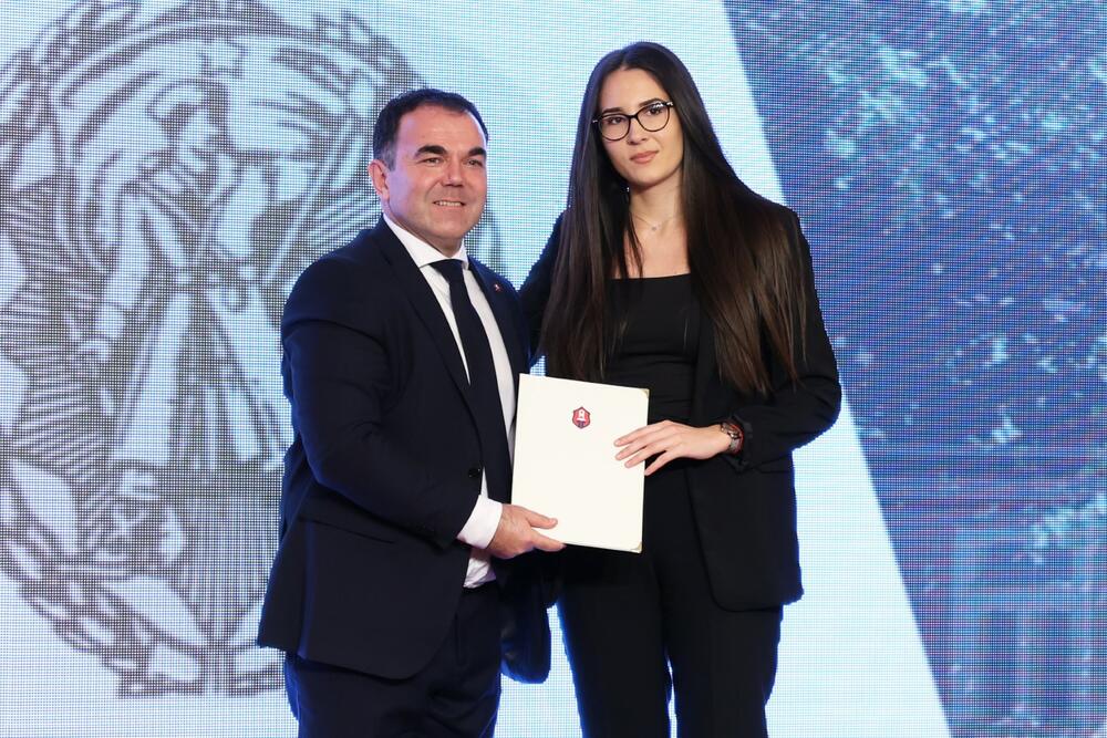 <p>Gradonačelnik Prijestonice Nikola Đurašković istakao je da je Dan Prijestonice jedan od najsvijetlijih datuma u slavnoj i bogatoj istoriji Cetinja i Crne Gore, i da kao takav u sebi nosi iskru slobode i jednog herojskog vremena, učvršćujući temelje našeg grada i države</p>