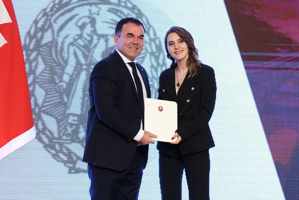 <p>Gradonačelnik Prijestonice Nikola Đurašković istakao je da je Dan Prijestonice jedan od najsvijetlijih datuma u slavnoj i bogatoj istoriji Cetinja i Crne Gore, i da kao takav u sebi nosi iskru slobode i jednog herojskog vremena, učvršćujući temelje našeg grada i države</p>