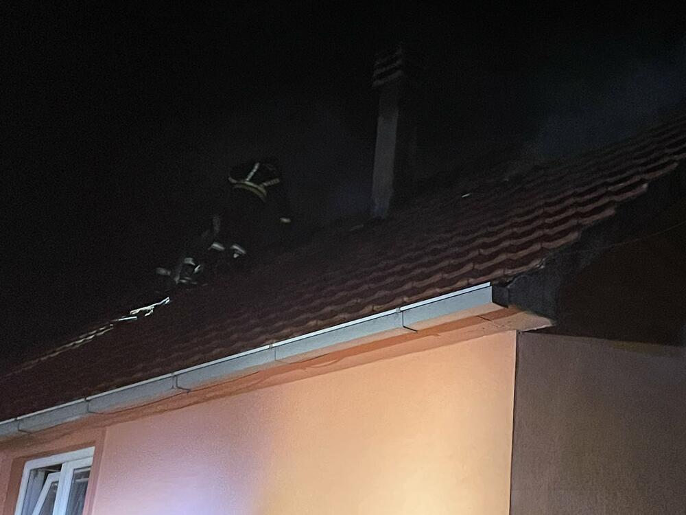 <p>"Brzom intervencijom požar je ugašen i spriječeno je dalje širenje na ostale djelove kuće, kao i okolne objekte koji su bili ugroženi", kazao je za Vijesti Goran Tripković, komandir smjene u Službi zaštite i spasavanja</p>