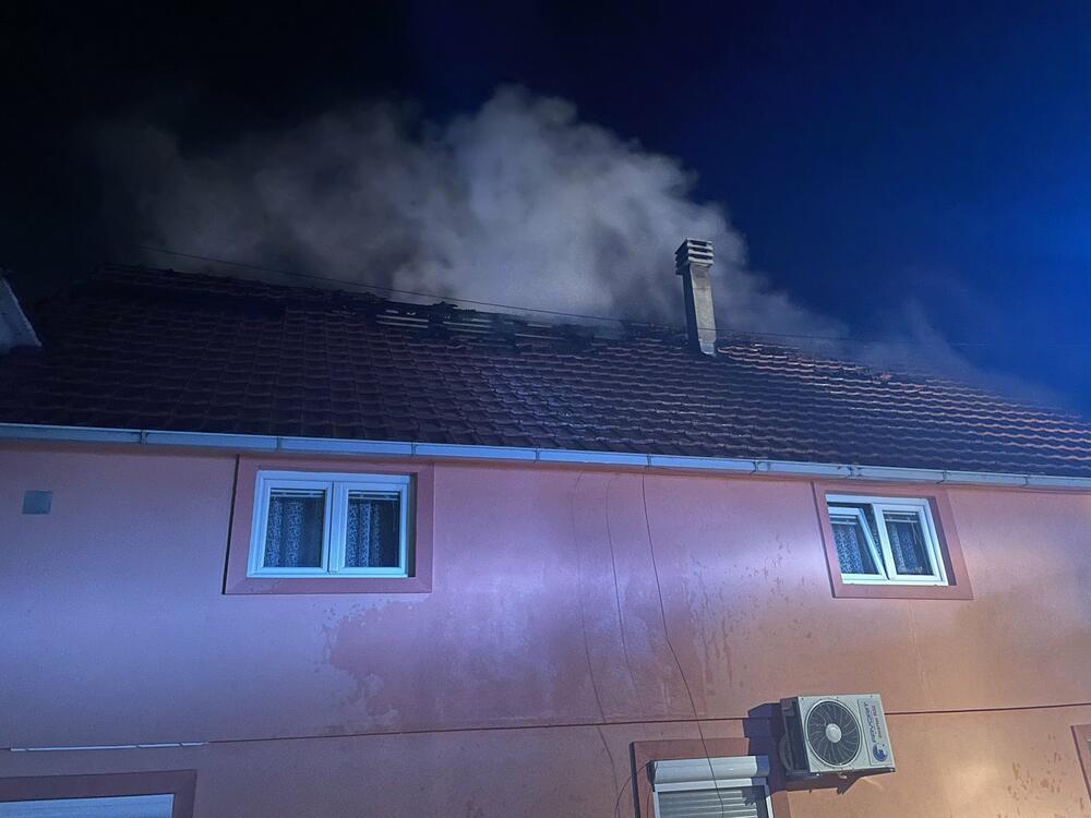 <p>"Brzom intervencijom požar je ugašen i spriječeno je dalje širenje na ostale djelove kuće, kao i okolne objekte koji su bili ugroženi", kazao je za Vijesti Goran Tripković, komandir smjene u Službi zaštite i spasavanja</p>