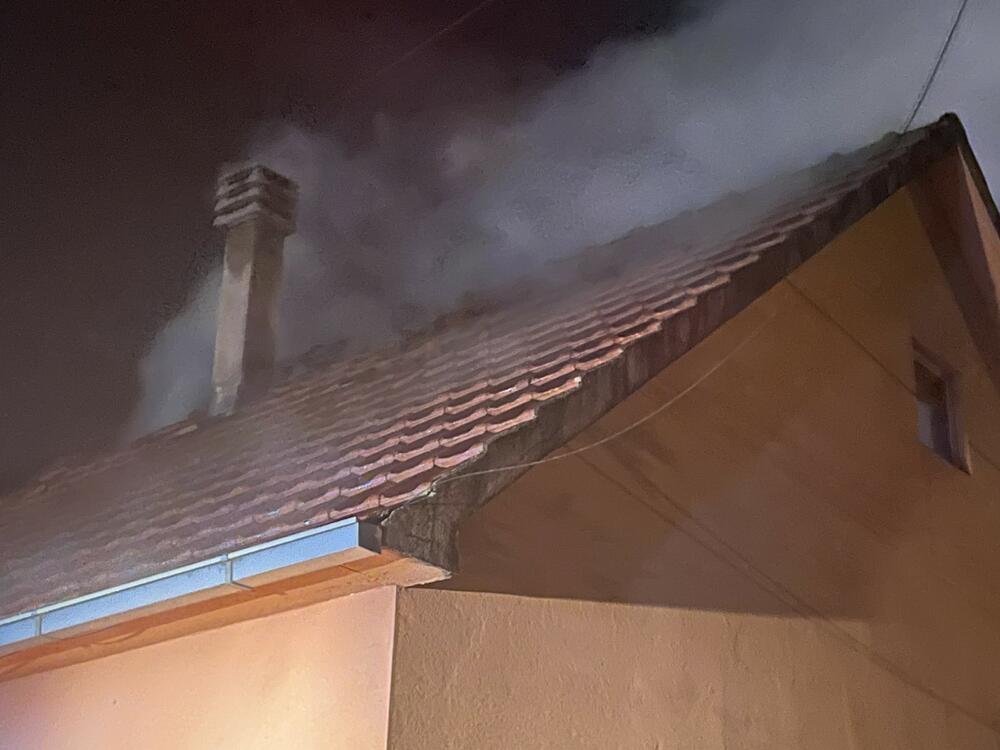 <p>"Brzom intervencijom požar je ugašen i spriječeno je dalje širenje na ostale djelove kuće, kao i okolne objekte koji su bili ugroženi", kazao je za Vijesti Goran Tripković, komandir smjene u Službi zaštite i spasavanja</p>