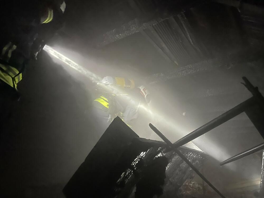 <p>"Brzom intervencijom požar je ugašen i spriječeno je dalje širenje na ostale djelove kuće, kao i okolne objekte koji su bili ugroženi", kazao je za Vijesti Goran Tripković, komandir smjene u Službi zaštite i spasavanja</p>