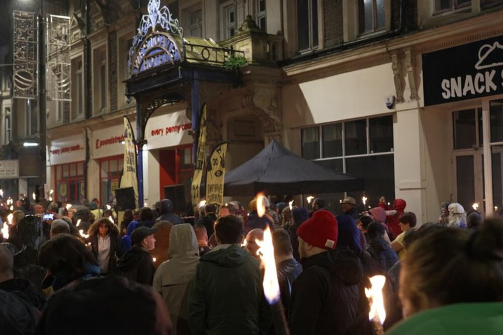 Hotel Vestgejt, na slici tokom ovogodišnjeg marša povodom ustanka u Njuportu, ima ogroman istorijski značaj za grad, Foto: BBC