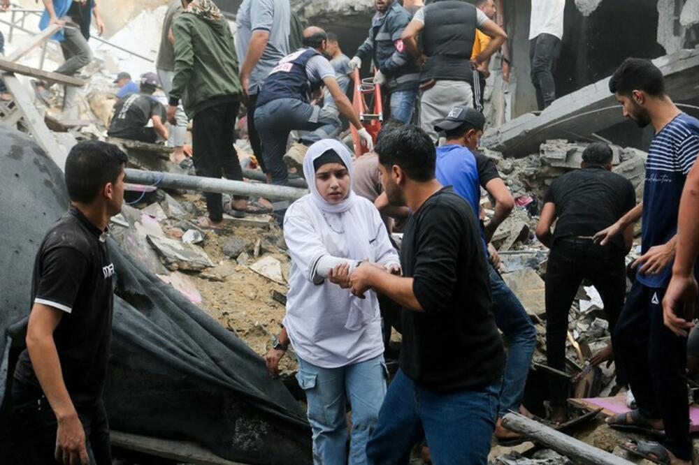 Palestinci u Gazi traže žrtve na mjestu kuće srušene u izraelskom bombardovanju, Foto: Reuters