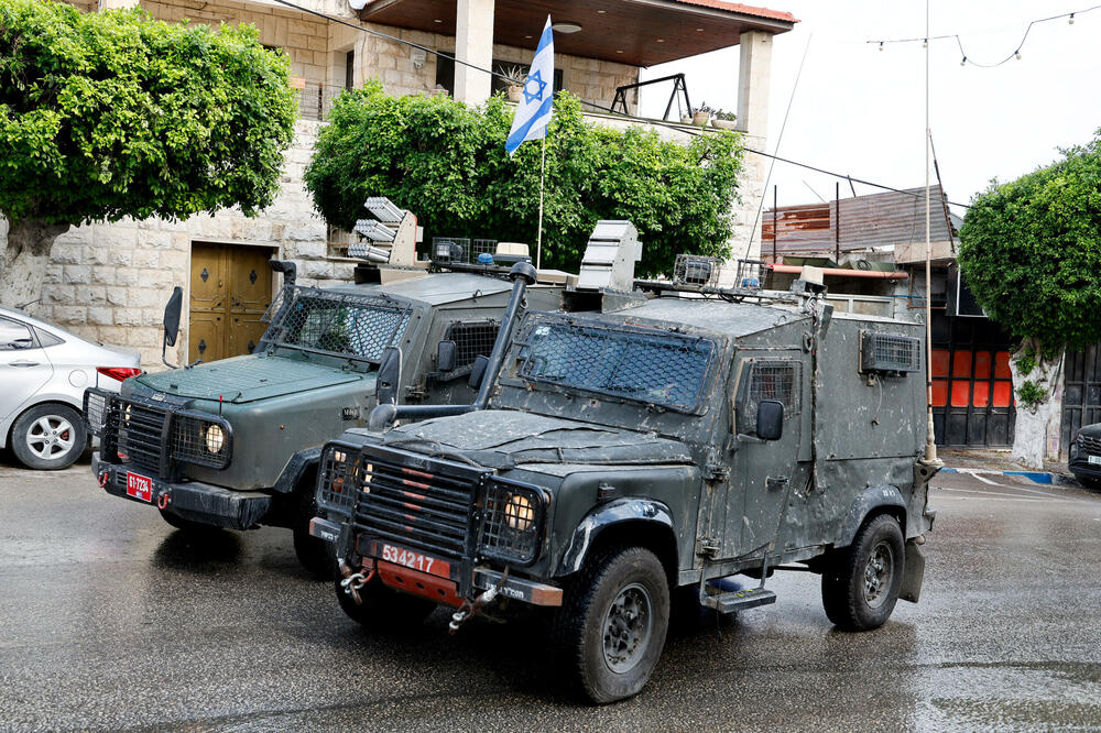 Izraelska vojna vozila u gradu Tulkarmu na okupiranoj Zapadnoj obali, Foto: Reuters