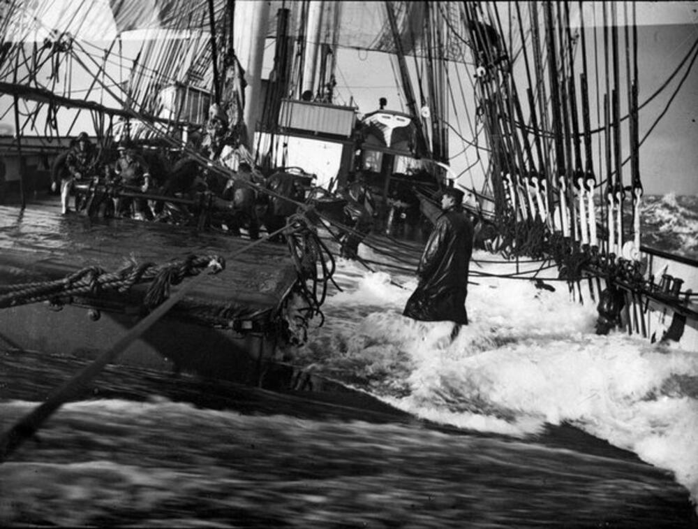 Olujni valovi prekrivaju palubu