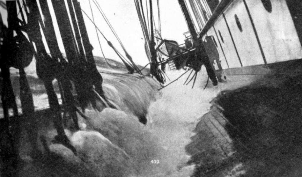 More nadire na palubu jederenjaka u oluji