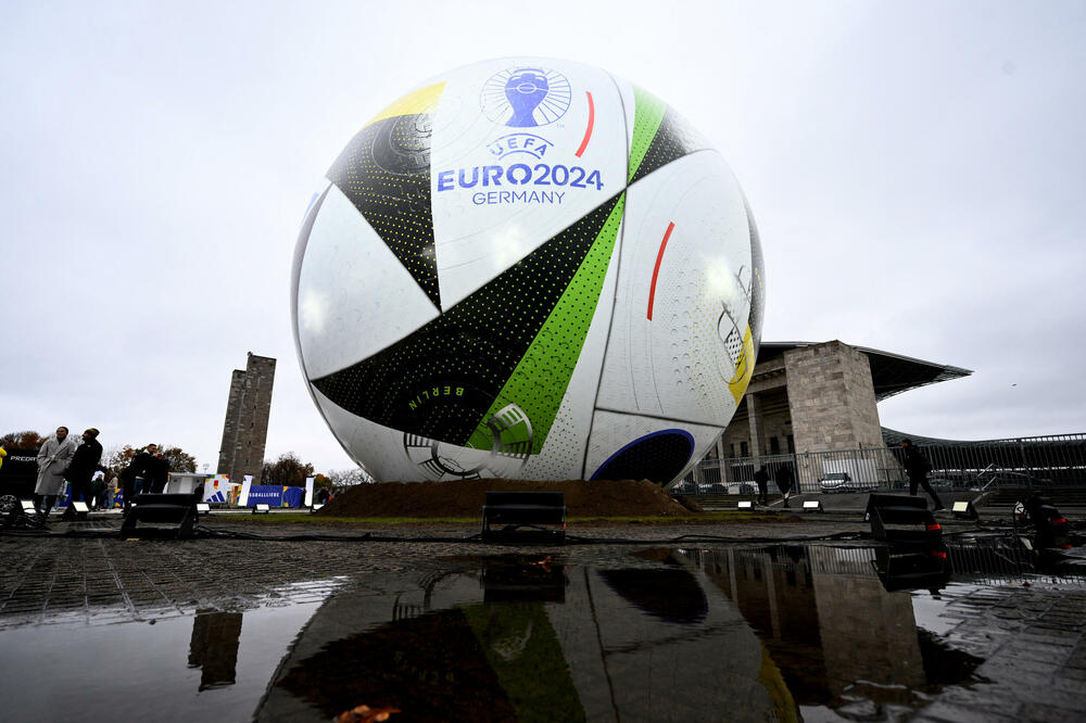 <p>Uefa je zvaničnu loptu Eura 2024, koja je kao i mnoge sa ranijih šampionata djelo Adidasa, predstavila ispred Olimpijskog stadiona u Berlinu, gdje će se 14. jula odigrati veliko finale</p>
