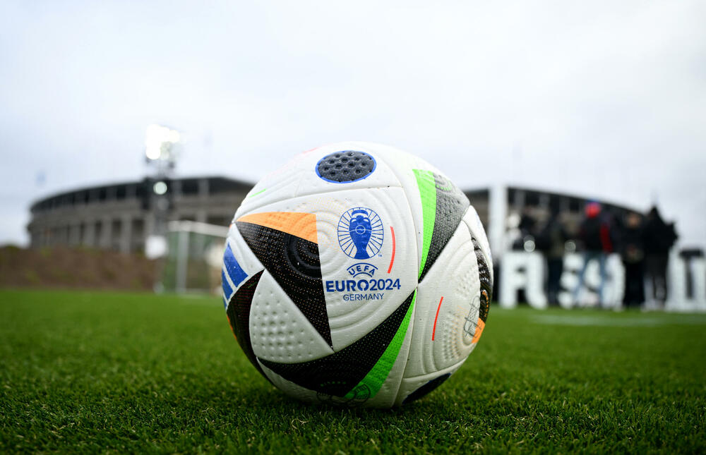 <p>Uefa je zvaničnu loptu Eura 2024, koja je kao i mnoge sa ranijih šampionata djelo Adidasa, predstavila ispred Olimpijskog stadiona u Berlinu, gdje će se 14. jula odigrati veliko finale</p>