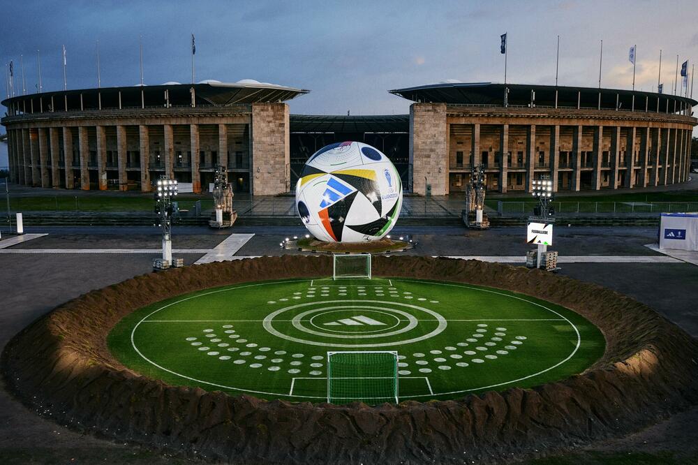 Sa predstavljanja zvanične lopte ispred Olimpijskog stadiona u Berlinu, Foto: adidas Football (X)