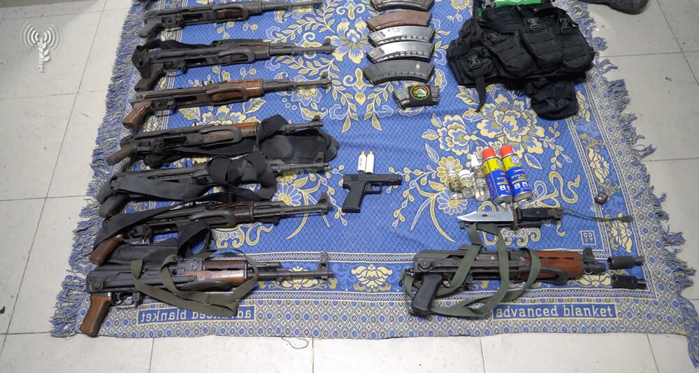 Oružje i oprema koji su navodno nađeni u bolnici