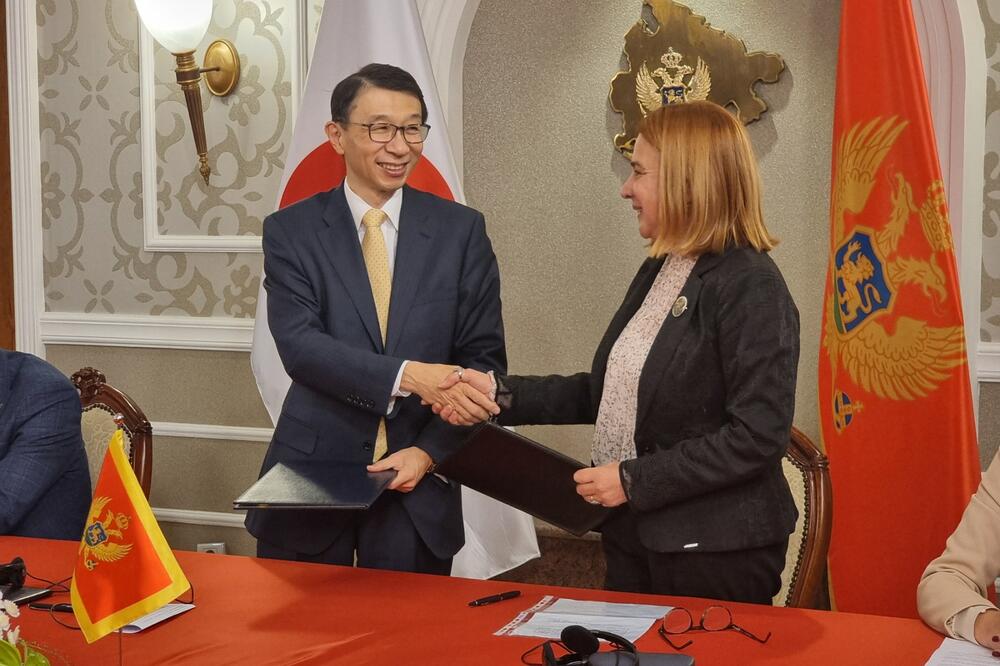 Sa potpisivanja ugovora, Foto: Nikola Saveljić