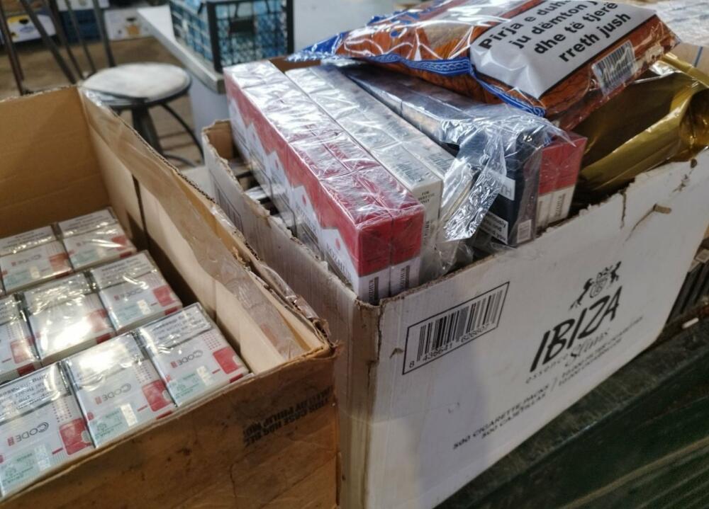 <p>Cigarete su bile bez akciznih markica, a dio njih sa akciznim markicama Kosova<br /> </p>