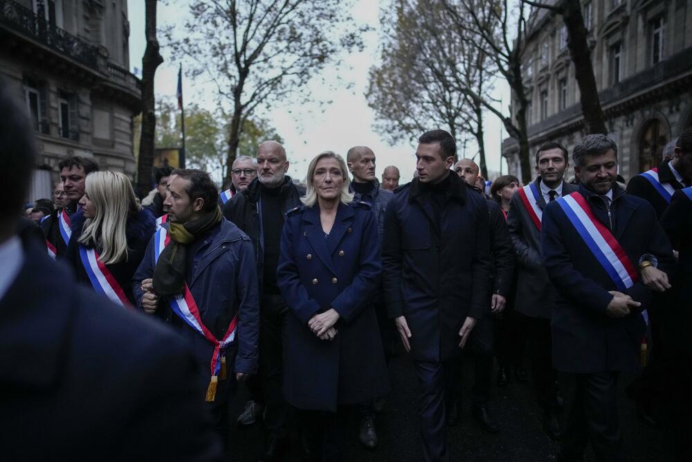 Marin le Pen sa saradnicima u povorci protiv antisemitizma u nedjelju u Parizu