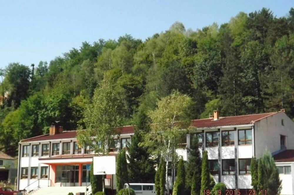 Roditelji tvrde da strahuju za bezbjednost djece: Škola u Sutivanu, Foto: Privatna arhiva