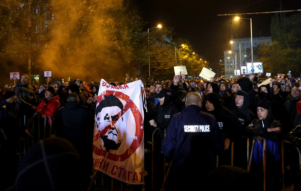 <p>Hiljade bugarskih navijača protestovale su u četvrtak na ulicama Sofije zbog načina kojim se upravlja Fudbalskim savezom Bugarske, a protest je prerastao u nasilje</p>