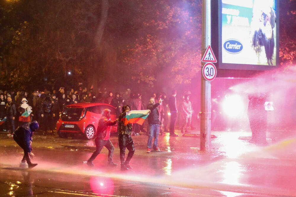 <p>Hiljade bugarskih navijača protestovale su u četvrtak na ulicama Sofije zbog načina kojim se upravlja Fudbalskim savezom Bugarske, a protest je prerastao u nasilje</p>