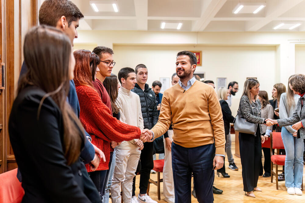 Milatović tokom posjete Gimnaziji "Slobodan Škerović", Foto: Služba za informisanje predsjednika Crne Gore