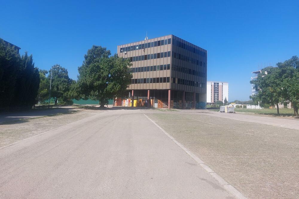 Jedna od parking površina u Baru, Foto: Marija Mirjačić