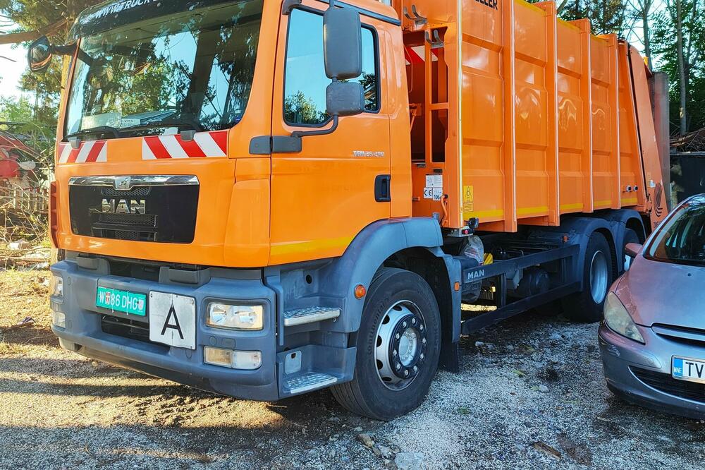 Iz garaže Komunalnog preduzeća, Foto: Siniša Luković