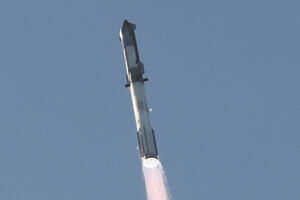 Kompanija Spejseks lansirala veliku raketu Staršip, kontakt...