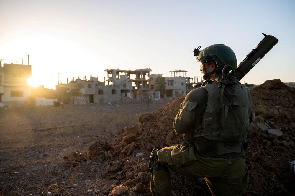Izraelski vojnik zauzima položaj tokom kopnene operacije izraelske vojske protiv Hamasa, na lokaciji navedenoj kao Gaza, Foto: Reuters