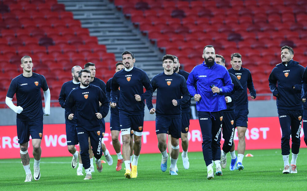 <p>Na areni "Ferenc Puškaš" u Budimpešti prije dvije godine igrale su se utakmice Evropskog prvenstva, taj stadion je bio domaćin finala Superkupa Evrope 2020. (Bajern - Sevilja), finala Lige Evrope 2023. (Sevilja - Roma), a za godinu i po, 2025. ugostiće i najveći meč klupskog fudbala - finale Lige šampiona.</p>  <p>Crnogorski fudbaleri imaće privilegiju da sjutra istrče na teren ovog fenomenalnog objekta u posljednjem meču kvalifikacija za Evropsko prvenstvo, a danas su na treningu osjetili travu i ambijent, doduše 67.000 praznih stolica koje će sjutra biti popunjene - do posljednjeg mjesta.</p>