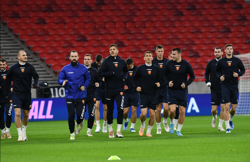<p>Na areni "Ferenc Puškaš" u Budimpešti prije dvije godine igrale su se utakmice Evropskog prvenstva, taj stadion je bio domaćin finala Superkupa Evrope 2020. (Bajern - Sevilja), finala Lige Evrope 2023. (Sevilja - Roma), a za godinu i po, 2025. ugostiće i najveći meč klupskog fudbala - finale Lige šampiona.</p>  <p>Crnogorski fudbaleri imaće privilegiju da sjutra istrče na teren ovog fenomenalnog objekta u posljednjem meču kvalifikacija za Evropsko prvenstvo, a danas su na treningu osjetili travu i ambijent, doduše 67.000 praznih stolica koje će sjutra biti popunjene - do posljednjeg mjesta.</p>