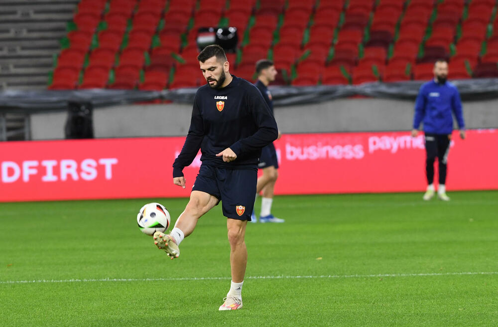 <p>Na areni "Ferenc Puškaš" u Budimpešti prije dvije godine igrale su se utakmice Evropskog prvenstva, taj stadion je bio domaćin finala Superkupa Evrope 2020. (Bajern - Sevilja), finala Lige Evrope 2023. (Sevilja - Roma), a za godinu i po, 2025. ugostiće i najveći meč klupskog fudbala - finale Lige šampiona.</p>  <p>Crnogorski fudbaleri imaće privilegiju da sjutra istrče na teren ovog fenomenalnog objekta u posljednjem meču kvalifikacija za Evropsko prvenstvo, a danas su na treningu osjetili travu i ambijent, doduše 67.000 praznih stolica koje će sjutra biti popunjene - do posljednjeg mjesta.</p>