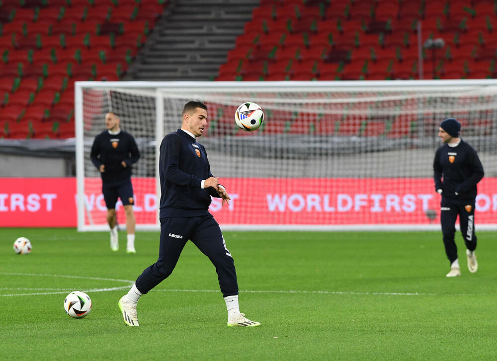 <p>Na areni "Ferenc Puškaš" u Budimpešti prije dvije godine igrale su se utakmice Evropskog prvenstva, taj stadion je bio domaćin finala Superkupa Evrope 2020. (Bajern - Sevilja), finala Lige Evrope 2023. (Sevilja - Roma), a za godinu i po, 2025. ugostiće i najveći meč klupskog fudbala - finale Lige šampiona.</p>  <p>Crnogorski fudbaleri imaće privilegiju da sjutra istrče na teren ovog fenomenalnog objekta u posljednjem meču kvalifikacija za Evropsko prvenstvo, a danas su na treningu osjetili travu i ambijent, doduše 67.000 praznih stolica koje će sjutra biti popunjene - do posljednjeg mjesta.</p>
