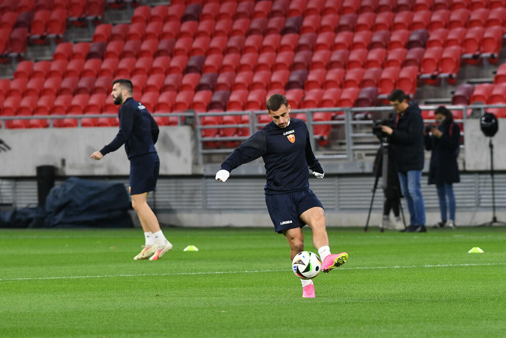 <p>Na areni "Ferenc Puškaš" u Budimpešti prije dvije godine igrale su se utakmice Evropskog prvenstva, taj stadion je bio domaćin finala Superkupa Evrope 2020. (Bajern - Sevilja), finala Lige Evrope 2023. (Sevilja - Roma), a za godinu i po, 2025. ugostiće i najveći meč klupskog fudbala - finale Lige šampiona.</p>  <p>Crnogorski fudbaleri imaće privilegiju da sjutra istrče na teren ovog fenomenalnog objekta u posljednjem meču kvalifikacija za Evropsko prvenstvo, a danas su na treningu osjetili travu i ambijent, doduše 67.000 praznih stolica koje će sjutra biti popunjene - do posljednjeg mjesta.</p>