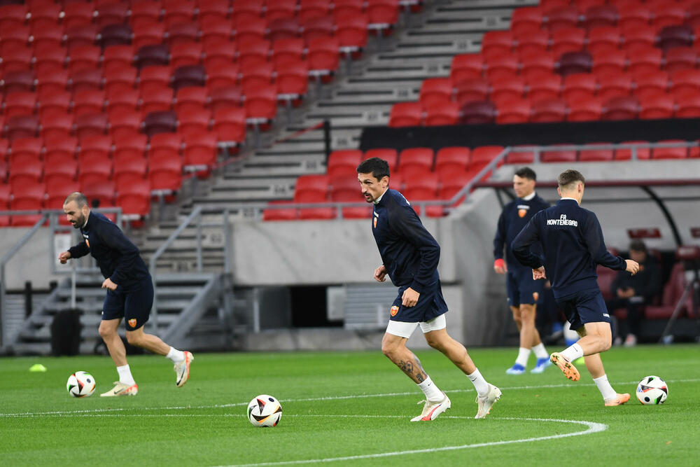 <p>Na areni "Ferenc Puškaš" u Budimpešti prije dvije godine igrale su se utakmice Evropskog prvenstva, taj stadion je bio domaćin finala Superkupa Evrope 2020. (Bajern - Sevilja), finala Lige Evrope 2023. (Sevilja - Roma), a za godinu i po, 2025. ugostiće i najveći meč klupskog fudbala - finale Lige šampiona.</p>  <p>Crnogorski fudbaleri imaće privilegiju da sjutra istrče na teren ovog fenomenalnog objekta u posljednjem meču kvalifikacija za Evropsko prvenstvo, a danas su na treningu osjetili travu i ambijent, doduše 67.000 praznih stolica koje će sjutra biti popunjene - do posljednjeg mjesta.</p>