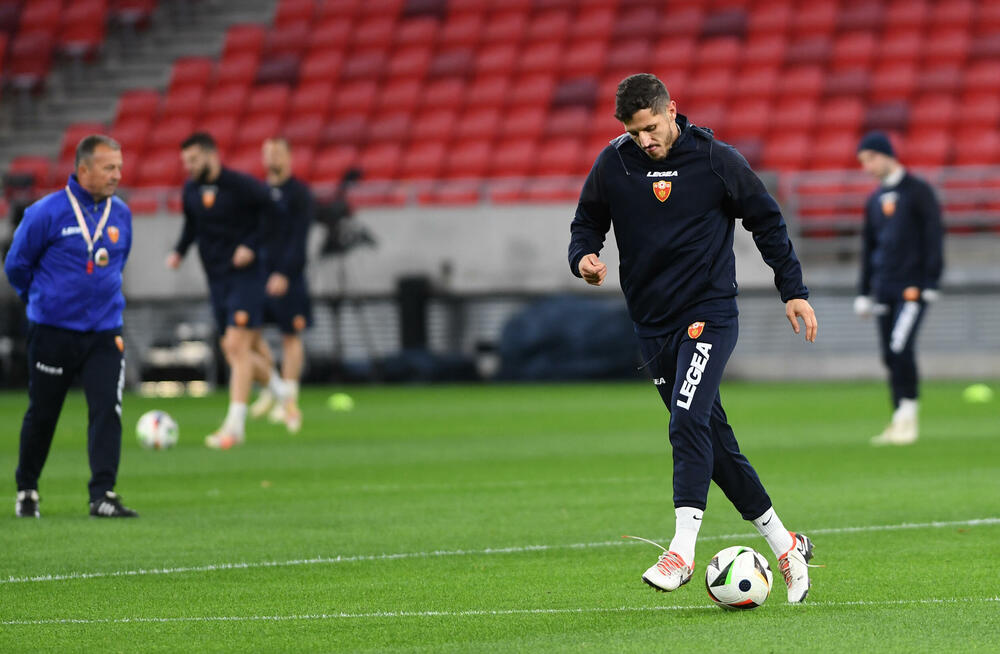 <p>Na areni "Ferenc Puškaš" u Budimpešti prije dvije godine igrale su se utakmice Evropskog prvenstva, taj stadion je bio domaćin finala Superkupa Evrope 2020. (Bajern - Sevilja), finala Lige Evrope 2023. (Sevilja - Roma), a za godinu i po, 2025. ugostiće i najveći meč klupskog fudbala - finale Lige šampiona.</p>  <p>Crnogorski fudbaleri imaće privilegiju da sjutra istrče na teren ovog fenomenalnog objekta u posljednjem meču kvalifikacija za Evropsko prvenstvo, a danas su na treningu osjetili travu i ambijent, doduše 67.000 praznih stolica koje će sjutra biti popunjene - do posljednjeg mjesta.</p>