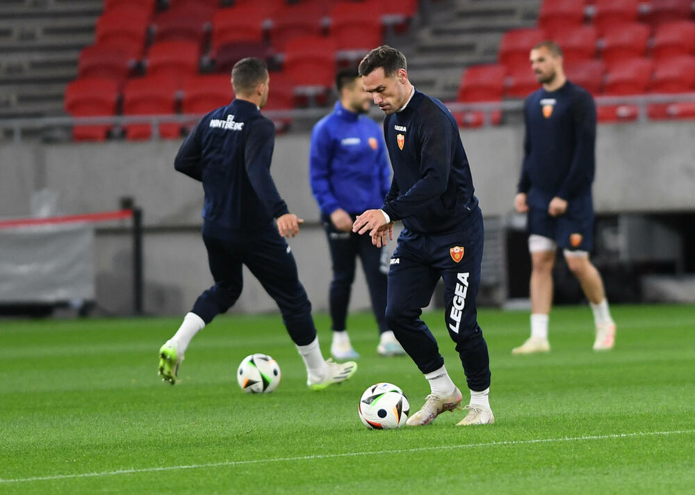 <p>Na areni "Ferenc Puškaš" u Budimpešti prije dvije godine igrale su se utakmice Evropskog prvenstva, taj stadion je bio domaćin finala Superkupa Evrope 2020. (Bajern - Sevilja), finala Lige Evrope 2023. (Sevilja - Roma), a za godinu i po, 2025. ugostiće i najveći meč klupskog fudbala - finale Lige šampiona.</p>  <p>Crnogorski fudbaleri imaće privilegiju da sjutra istrče na teren ovog fenomenalnog objekta u posljednjem meču kvalifikacija za Evropsko prvenstvo, a danas su na treningu osjetili travu i ambijent, doduše 67.000 praznih stolica koje će sjutra biti popunjene - do posljednjeg mjesta.</p>