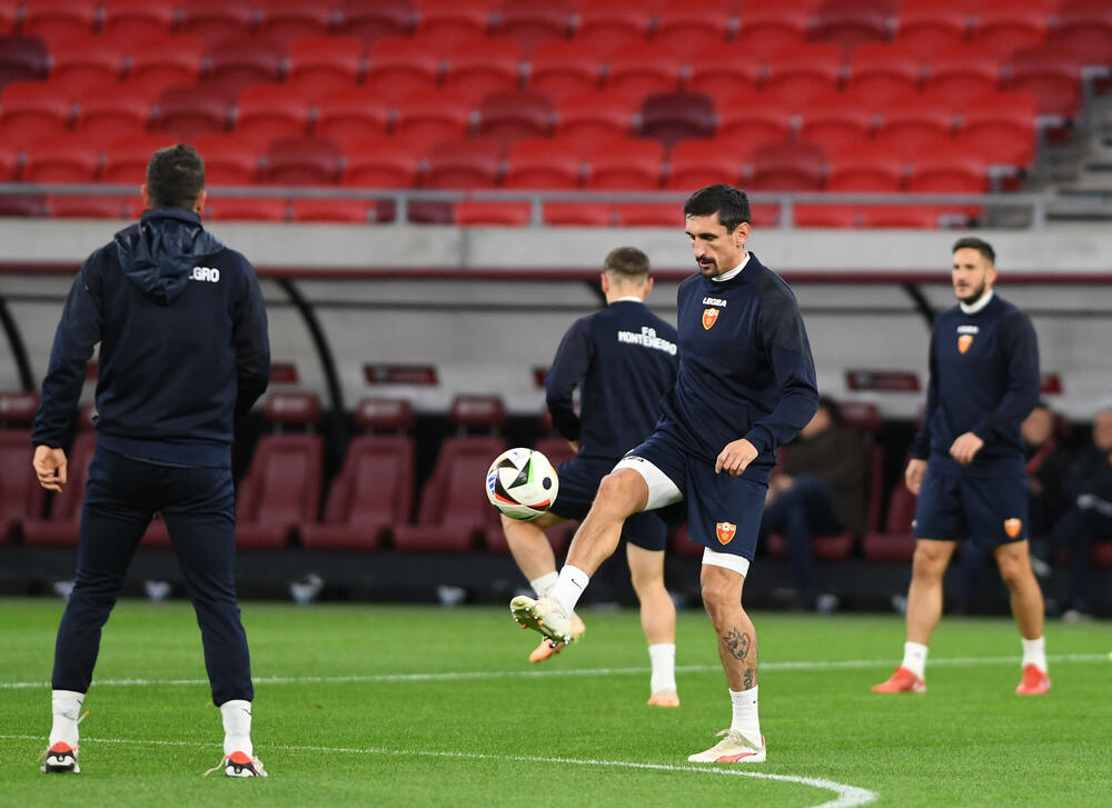 <p>Na areni "Ferenc Puškaš" u Budimpešti prije dvije godine igrale su se utakmice Evropskog prvenstva, taj stadion je bio domaćin finala Superkupa Evrope 2020. (Bajern - Sevilja), finala Lige Evrope 2023. (Sevilja - Roma), a za godinu i po, 2025. ugostiće i najveći meč klupskog fudbala - finale Lige šampiona.</p>  <p>Crnogorski fudbaleri imaće privilegiju da sjutra istrče na teren ovog fenomenalnog objekta u posljednjem meču kvalifikacija za Evropsko prvenstvo, a danas su na treningu osjetili travu i ambijent, doduše 67.000 praznih stolica koje će sjutra biti popunjene - do posljednjeg mjesta.</p>