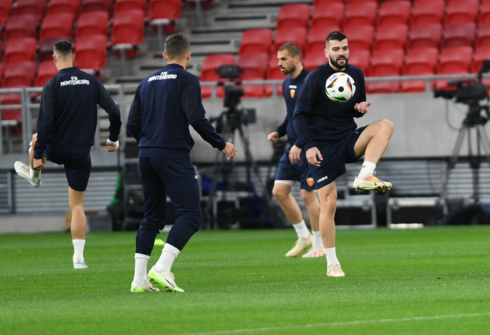 <p>Na areni "Ferenc Puškaš" u Budimpešti prije dvije godine igrale su se utakmice Evropskog prvenstva, taj stadion je bio domaćin finala Superkupa Evrope 2020. (Bajern - Sevilja), finala Lige Evrope 2023. (Sevilja - Roma), a za godinu i po, 2025. ugostiće i najveći meč klupskog fudbala - finale Lige šampiona.</p>  <p>Crnogorski fudbaleri imaće privilegiju da sjutra istrče na teren ovog fenomenalnog objekta u posljednjem meču kvalifikacija za Evropsko prvenstvo, a danas su na treningu osjetili travu i ambijent, doduše 67.000 praznih stolica koje će sjutra biti popunjene - do posljednjeg mjesta.</p>