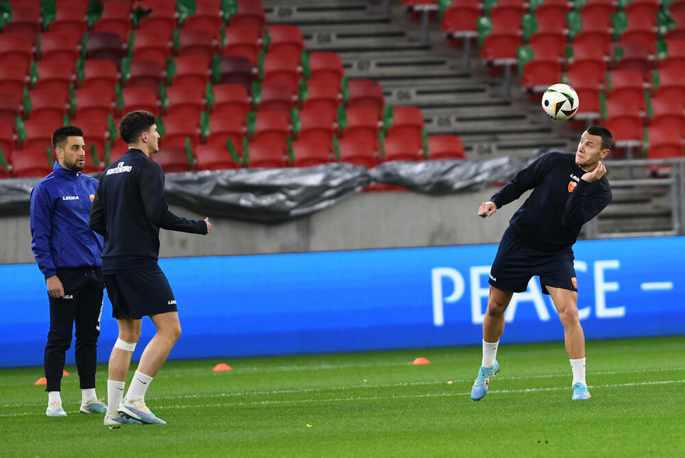 <p>Na areni "Ferenc Puškaš" u Budimpešti prije dvije godine igrale su se utakmice Evropskog prvenstva, taj stadion je bio domaćin finala Superkupa Evrope 2020. (Bajern - Sevilja), finala Lige Evrope 2023. (Sevilja - Roma), a za godinu i po, 2025. ugostiće i najveći meč klupskog fudbala - finale Lige šampiona.</p>  <p>Crnogorski fudbaleri imaće privilegiju da sjutra istrče na teren ovog fenomenalnog objekta u posljednjem meču kvalifikacija za Evropsko prvenstvo, a danas su na treningu osjetili travu i ambijent, doduše 67.000 praznih stolica koje će sjutra biti popunjene - do posljednjeg mjesta.</p>