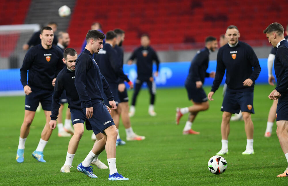 <p>Na areni "Ferenc Puškaš" u Budimpešti prije dvije godine igrale su se utakmice Evropskog prvenstva, taj stadion je bio domaćin finala Superkupa Evrope 2020. (Bajern - Sevilja), finala Lige Evrope 2023. (Sevilja - Roma), a za godinu i po, 2025. ugostiće i najveći meč klupskog fudbala - finale Lige šampiona.</p>  <p>Crnogorski fudbaleri imaće privilegiju da sjutra istrče na teren ovog fenomenalnog objekta u posljednjem meču kvalifikacija za Evropsko prvenstvo, a danas su na treningu osjetili travu i ambijent, doduše 67.000 praznih stolica koje će sjutra biti popunjene - do posljednjeg mjesta.</p>