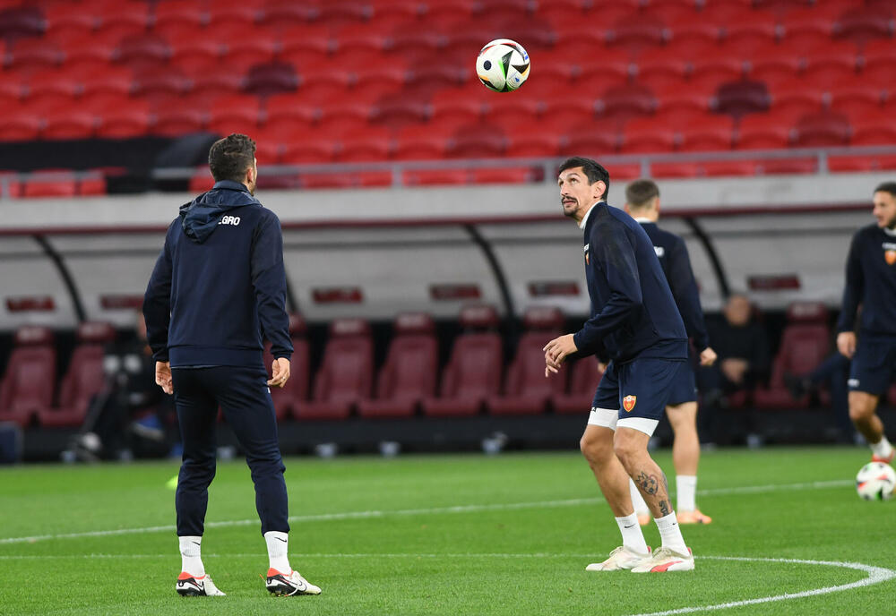 <p>Na areni "Ferenc Puškaš" u Budimpešti prije dvije godine igrale su se utakmice Evropskog prvenstva, taj stadion je bio domaćin finala Superkupa Evrope 2020. (Bajern - Sevilja), finala Lige Evrope 2023. (Sevilja - Roma), a za godinu i po, 2025. ugostiće i najveći meč klupskog fudbala - finale Lige šampiona.</p>  <p>Crnogorski fudbaleri imaće privilegiju da sjutra istrče na teren ovog fenomenalnog objekta u posljednjem meču kvalifikacija za Evropsko prvenstvo, a danas su na treningu osjetili travu i ambijent, doduše 67.000 praznih stolica koje će sjutra biti popunjene - do posljednjeg mjesta.</p>