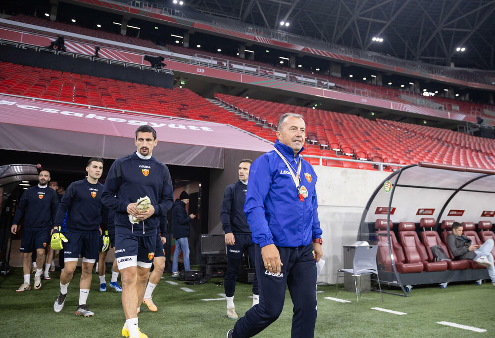 <p>Na areni "Ferenc Puškaš" u Budimpešti prije dvije godine igrale su se utakmice Evropskog prvenstva, taj stadion je bio domaćin finala Superkupa Evrope 2020. (Bajern - Sevilja), finala Lige Evrope 2023. (Sevilja - Roma), a za godinu i po, 2025. ugostiće i najveći meč klupskog fudbala - finale Lige šampiona.</p>  <p>Crnogorski fudbaleri imaće privilegiju da sjutra istrče na teren ovog fenomenalnog objekta u posljednjem meču kvalifikacija za Evropsko prvenstvo, a danas su na treningu osjetili travu i ambijent, doduše 67.000 praznih stolica koje će sjutra biti popunjene - do posljednjeg mjesta.</p>