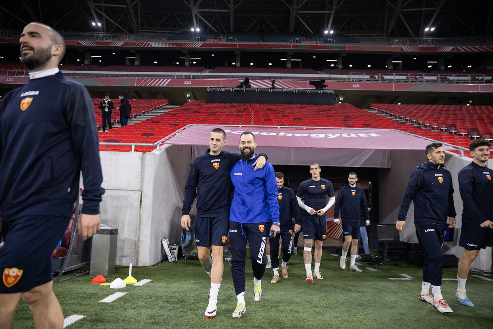 <p>Na areni "Ferenc Puškaš" u Budimpešti prije dvije godine igrale su se utakmice Evropskog prvenstva, taj stadion je bio domaćin finala Superkupa Evrope 2020. (Bajern - Sevilja), finala Lige Evrope 2023. (Sevilja - Roma), a za godinu i po, 2025. ugostiće i najveći meč klupskog fudbala - finale Lige šampiona.</p>  <p>Crnogorski fudbaleri imaće privilegiju da sjutra istrče na teren ovog fenomenalnog objekta u posljednjem meču kvalifikacija za Evropsko prvenstvo, a danas su na treningu osjetili travu i ambijent, doduše 67.000 praznih stolica koje će sjutra biti popunjene - do posljednjeg mjesta.</p>