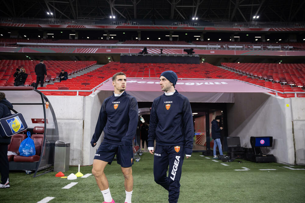 <p>Na areni "Ferenc Puškaš" u Budimpešti prije dvije godine igrale su se utakmice Evropskog prvenstva, taj stadion je bio domaćin finala Superkupa Evrope 2020. (Bajern - Sevilja), finala Lige Evrope 2023. (Sevilja - Roma), a za godinu i po, 2025. ugostiće i najveći meč klupskog fudbala - finale Lige šampiona.</p>  <p>Crnogorski fudbaleri imaće privilegiju da sjutra istrče na teren ovog fenomenalnog objekta u posljednjem meču kvalifikacija za Evropsko prvenstvo, a danas su na treningu osjetili travu i ambijent, doduše 67.000 praznih stolica koje će sjutra biti popunjene - do posljednjeg mjesta.</p>