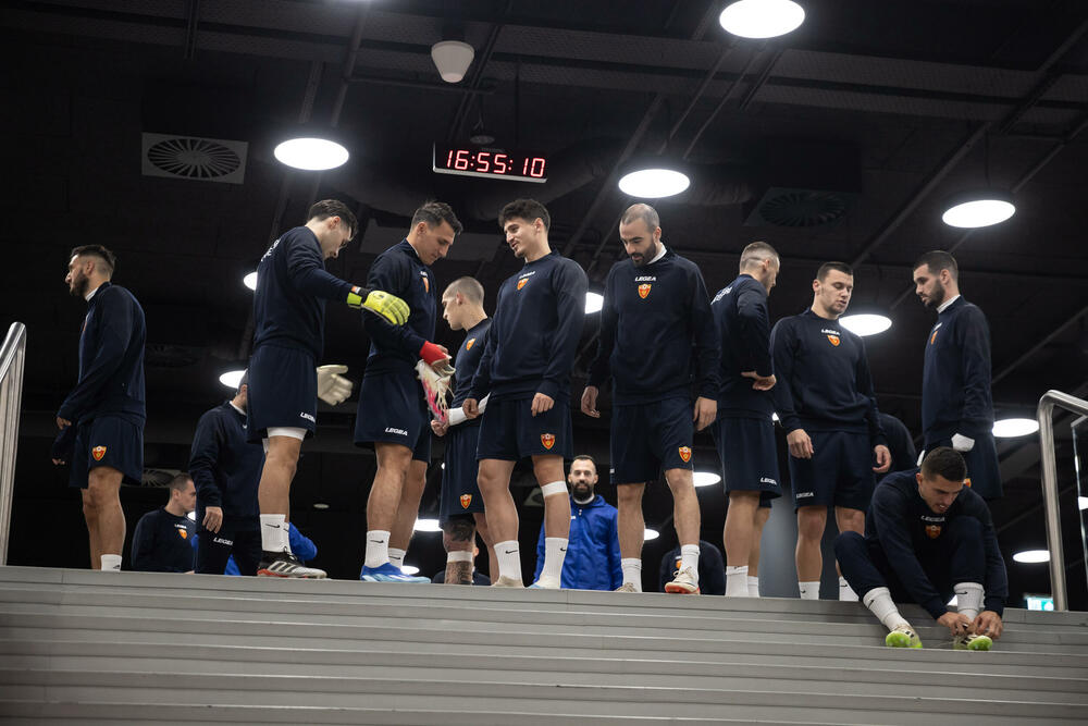 <p>Na areni "Ferenc Puškaš" u Budimpešti prije dvije godine igrale su se utakmice Evropskog prvenstva, taj stadion je bio domaćin finala Superkupa Evrope 2020. (Bajern - Sevilja), finala Lige Evrope 2023. (Sevilja - Roma), a za godinu i po, 2025. ugostiće i najveći meč klupskog fudbala - finale Lige šampiona.</p>  <p>Crnogorski fudbaleri imaće privilegiju da sjutra istrče na teren ovog fenomenalnog objekta u posljednjem meču kvalifikacija za Evropsko prvenstvo, a danas su na treningu osjetili travu i ambijent, doduše 67.000 praznih stolica koje će sjutra biti popunjene - do posljednjeg mjesta.</p>