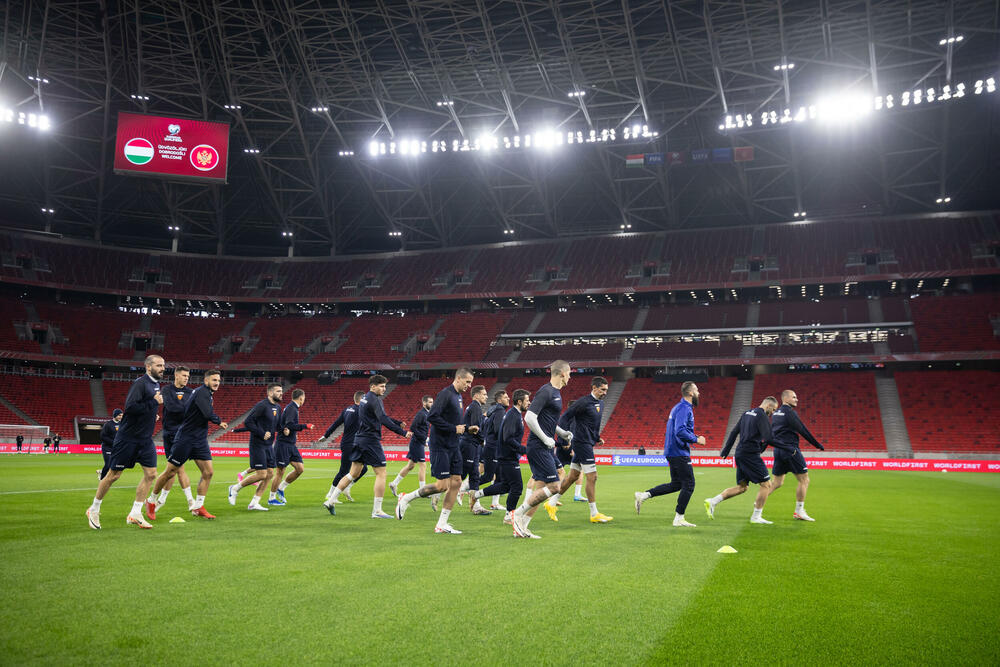 <p>Na areni "Ferenc Puškaš" u Budimpešti prije dvije godine igrale su se utakmice Evropskog prvenstva, taj stadion je bio domaćin finala Superkupa Evrope 2020. (Bajern - Sevilja), finala Lige Evrope 2023. (Sevilja - Roma), a za godinu i po, 2025. ugostiće i najveći meč klupskog fudbala - finale Lige šampiona.</p>  <p>Crnogorski fudbaleri imaće privilegiju da sjutra istrče na teren ovog fenomenalnog objekta u posljednjem meču kvalifikacija za Evropsko prvenstvo, a danas su na treningu osjetili travu i ambijent, doduše 67.000 praznih stolica koje će sjutra biti popunjene - do posljednjeg mjesta.</p>