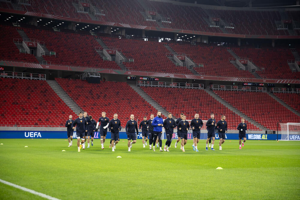 <p>Na areni "Ferenc Puškaš" u Budimpešti prije dvije godine igrale su se utakmice Evropskog prvenstva, taj stadion je bio domaćin finala Superkupa Evrope 2020. (Bajern - Sevilja), finala Lige Evrope 2023. (Sevilja - Roma), a za godinu i po, 2025. ugostiće i najveći meč klupskog fudbala - finale Lige šampiona.</p>  <p>Crnogorski fudbaleri imaće privilegiju da sjutra istrče na teren ovog fenomenalnog objekta u posljednjem meču kvalifikacija za Evropsko prvenstvo, a danas su na treningu osjetili travu i ambijent, doduše 67.000 praznih stolica koje će sjutra biti popunjene - do posljednjeg mjesta.</p>