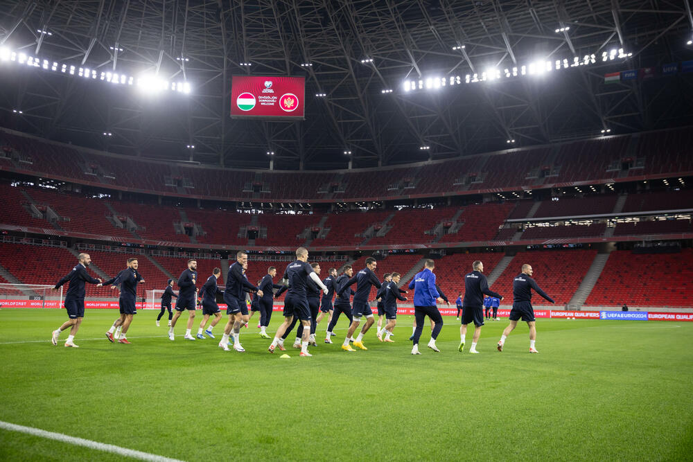 <p>Na areni "Ferenc Puškaš" u Budimpešti prije dvije godine igrale su se utakmice Evropskog prvenstva, taj stadion je bio domaćin finala Superkupa Evrope 2020. (Bajern - Sevilja), finala Lige Evrope 2023. (Sevilja - Roma), a za godinu i po, 2025. ugostiće i najveći meč klupskog fudbala - finale Lige šampiona.</p>  <p>Crnogorski fudbaleri imaće privilegiju da sjutra istrče na teren ovog fenomenalnog objekta u posljednjem meču kvalifikacija za Evropsko prvenstvo, a danas su na treningu osjetili travu i ambijent, doduše 67.000 praznih stolica koje će sjutra biti popunjene - do posljednjeg mjesta.</p>