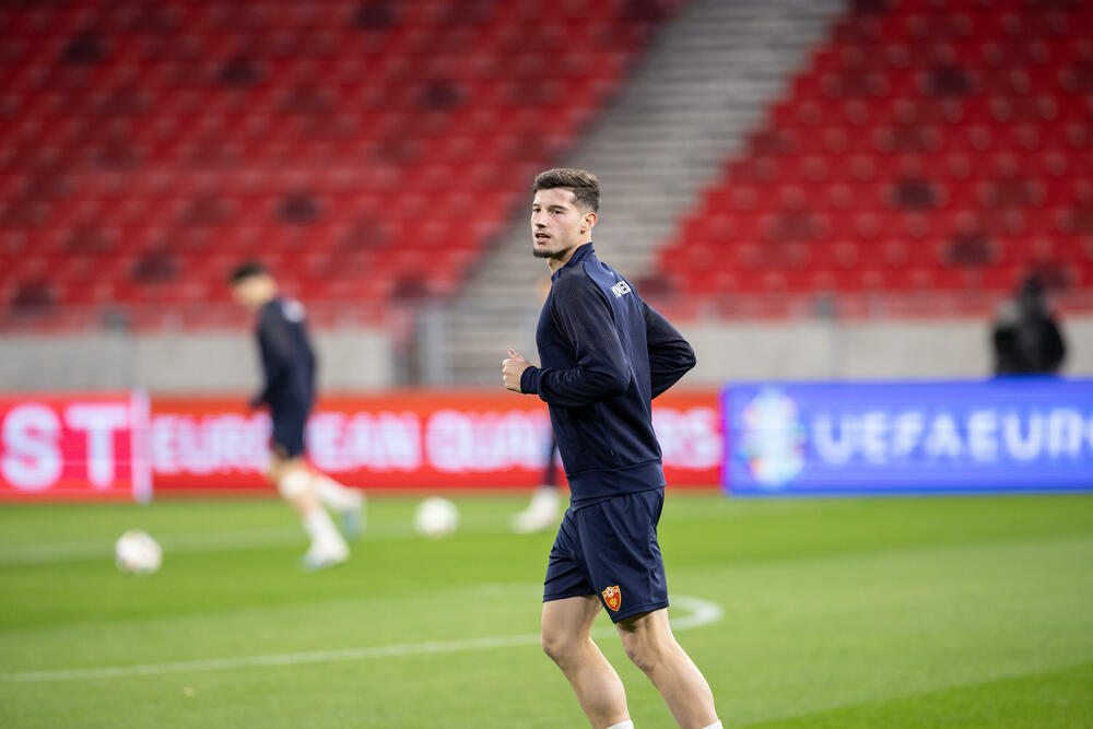 <p>Na areni "Ferenc Puškaš" u Budimpešti prije dvije godine igrale su se utakmice Evropskog prvenstva, taj stadion je bio domaćin finala Superkupa Evrope 2020. (Bajern - Sevilja), finala Lige Evrope 2023. (Sevilja - Roma), a za godinu i po, 2025. ugostiće i najveći meč klupskog fudbala - finale Lige šampiona.</p>  <p>Crnogorski fudbaleri imaće privilegiju da sjutra istrče na teren ovog fenomenalnog objekta u posljednjem meču kvalifikacija za Evropsko prvenstvo, a danas su na treningu osjetili travu i ambijent, doduše 67.000 praznih stolica koje će sjutra biti popunjene - do posljednjeg mjesta.</p>