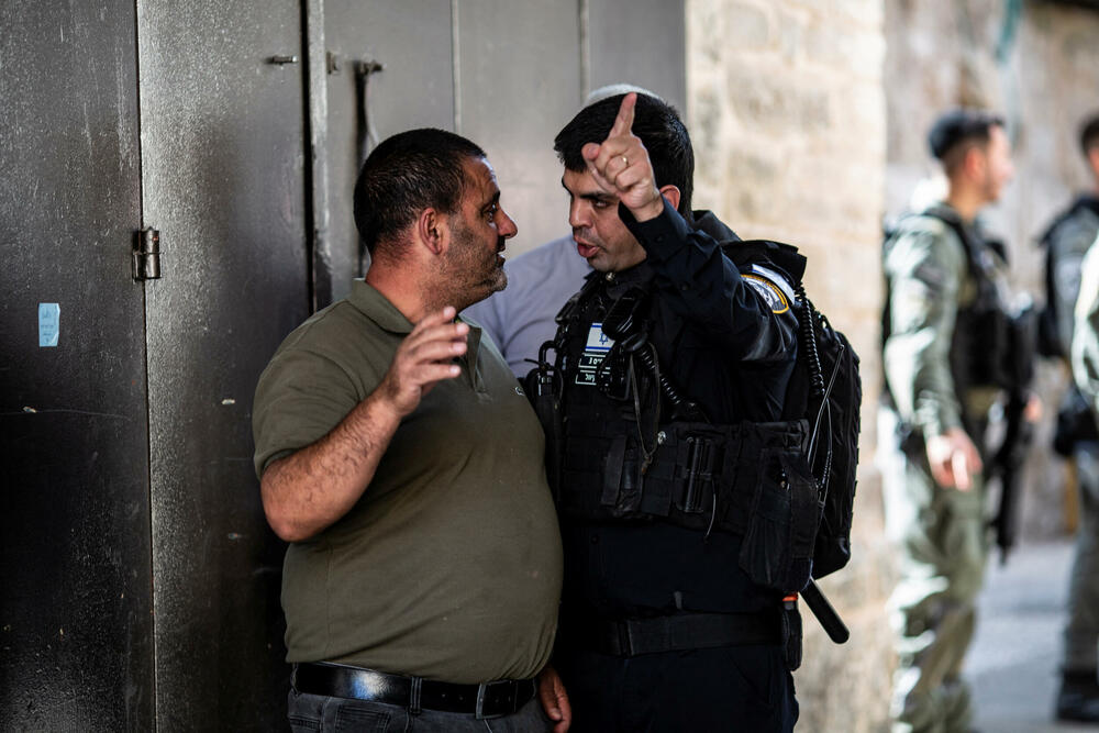 Izraelski vojnik se prepire sa vjernikom kod kompleksa džamije Al Aksa